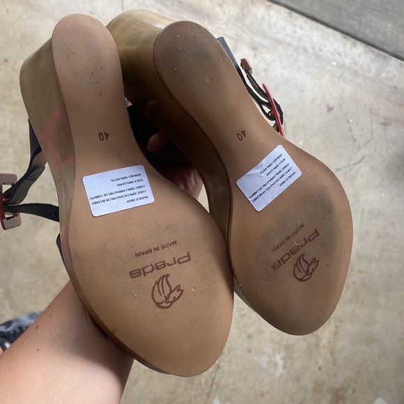 Authentic PRADA wedges. Tan bottom, black strap. Size 40 - Picture 3 of 5